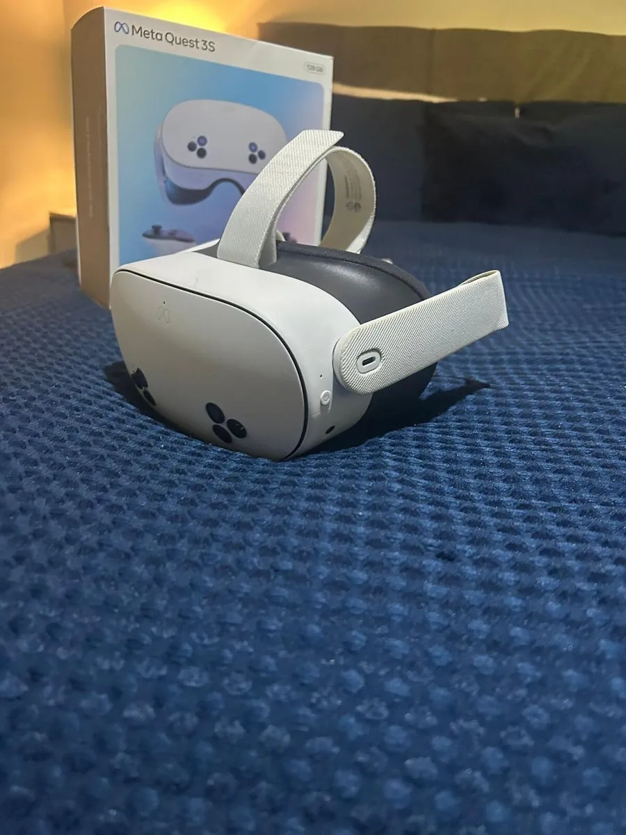 Meta Quest 3S VR head set - Image 3