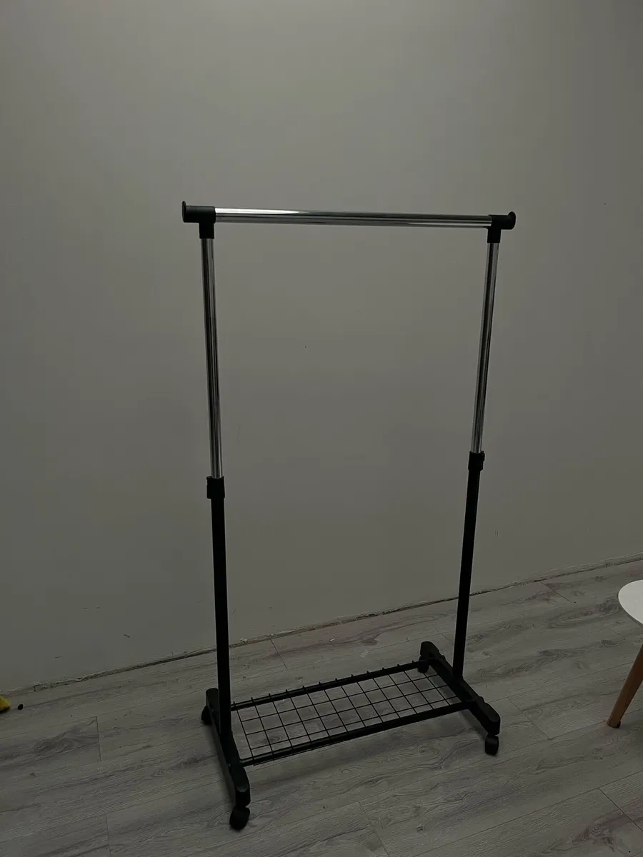 Adjustable clothes rack - Image 1