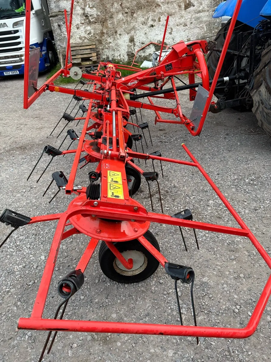 Kuhn 6 rotor tedder - Image 1