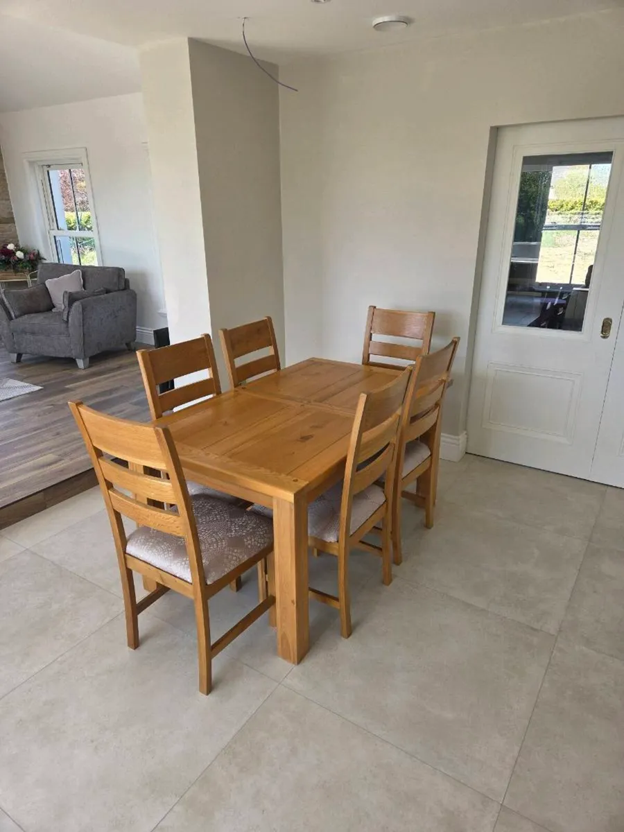 Kitchen table and chairs - Image 1