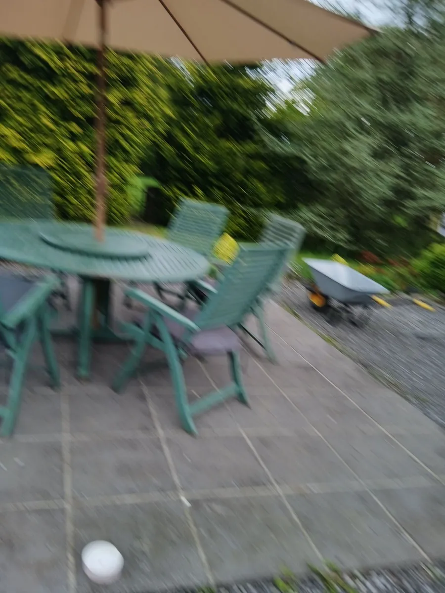 Outdoor table and chairs - Image 1