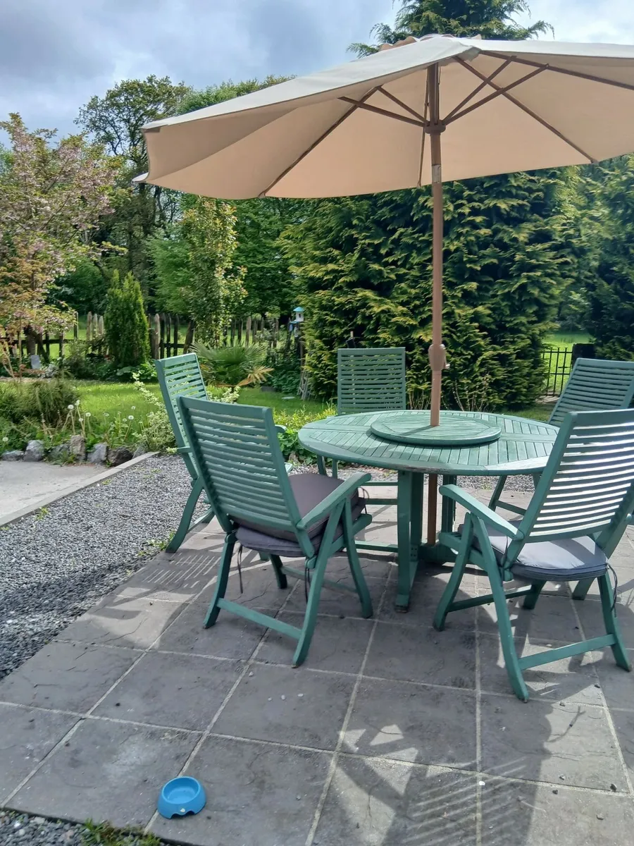 Outdoor table and chairs - Image 2