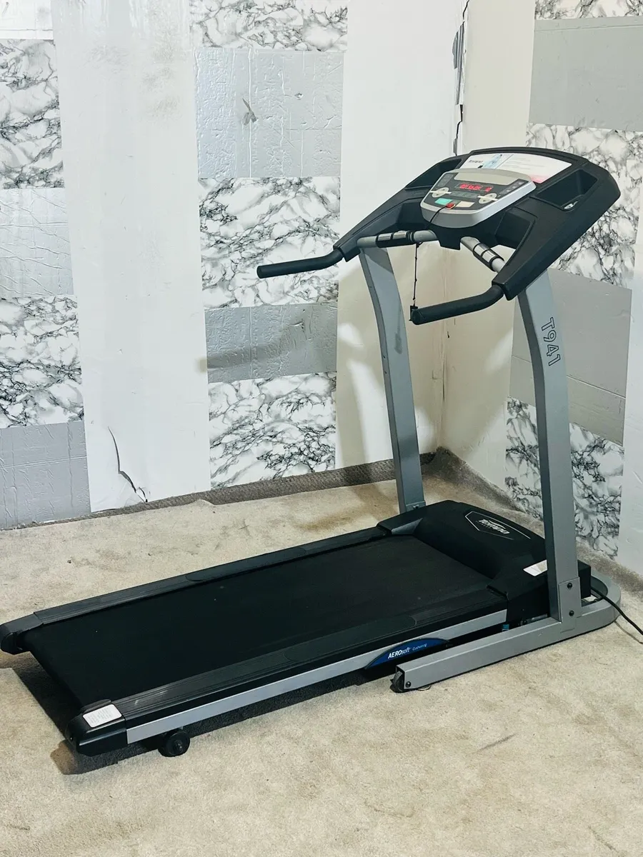 Motorised incline treadmill - Image 1