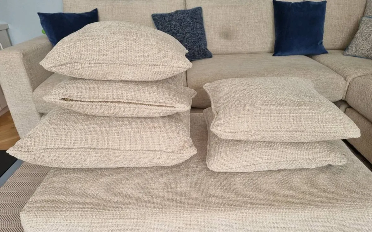 Cushions x 5 - Image 1