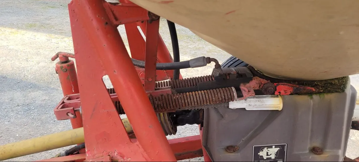 Fertiliser Spreader - Image 3