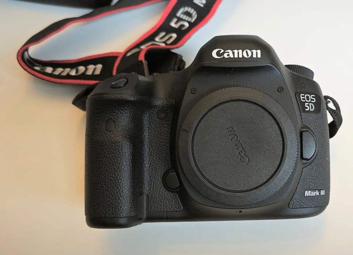 Canon 5D mk3 with grip - Image 1