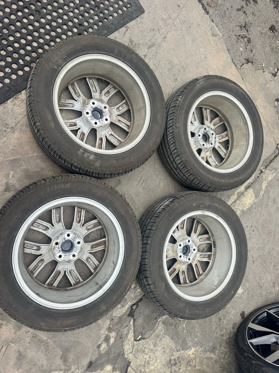 VW Tiguan Alloy Wheels Genuine set came off Tiguan - Image 3