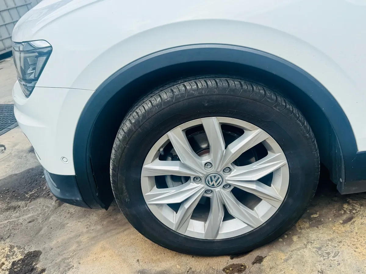 VW Tiguan Alloy Wheels Genuine set came off Tiguan - Image 4
