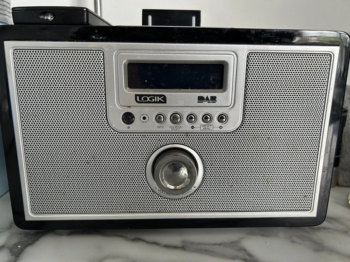Logik LOG3007 DI DAB/FM Radio / iPod Dock - Image 1