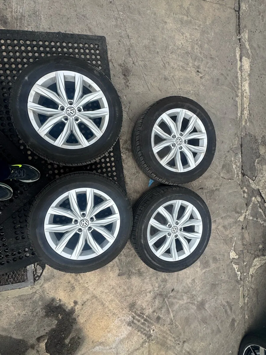 VW Tiguan Alloy Wheels Genuine set came off Tiguan - Image 1