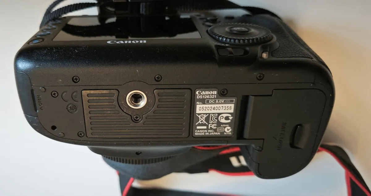Canon 5D mk3 with grip - Image 3