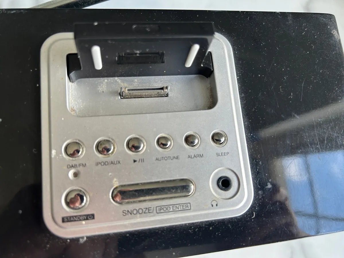Logik LOG3007 DI DAB/FM Radio / iPod Dock - Image 2