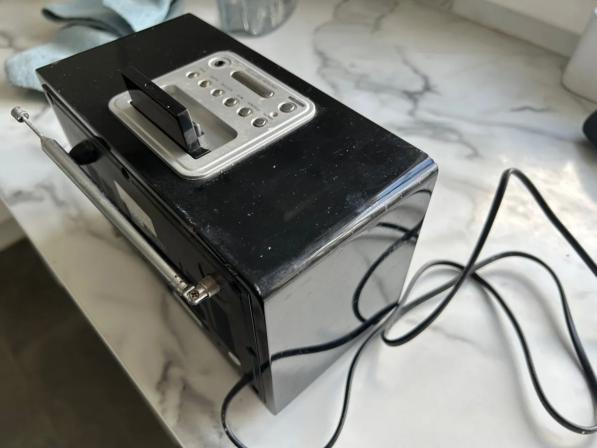 Logik LOG3007 DI DAB/FM Radio / iPod Dock - Image 3
