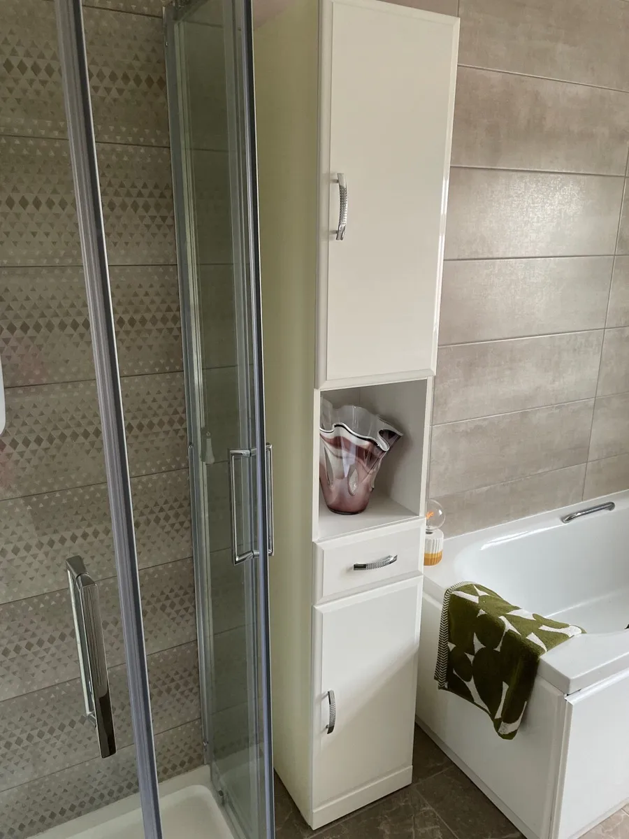 Tall white gloss press with 2 doors and 1 draw - Image 1