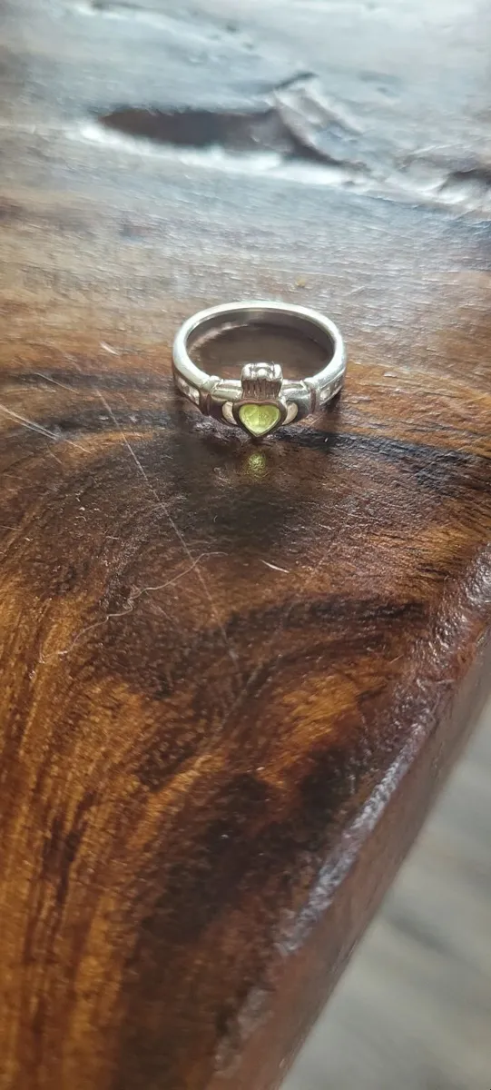 August Birthstone Claddagh Ring - Image 3