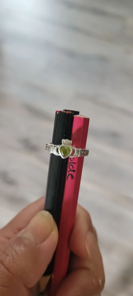 August Birthstone Claddagh Ring - Image 4