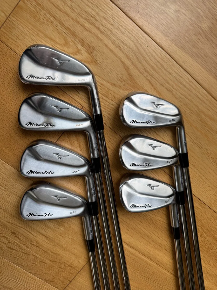 Mizuno Pro 225 irons 4-PW - Stiff Shafts - Image 1