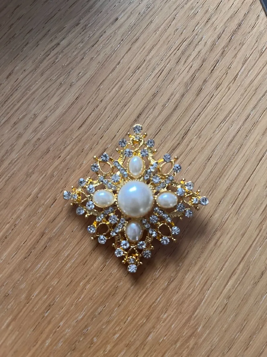 48 x Brooches, Silver Sparkly - Image 1