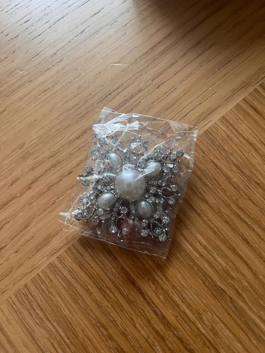 48 x Brooches Silver New - Image 4
