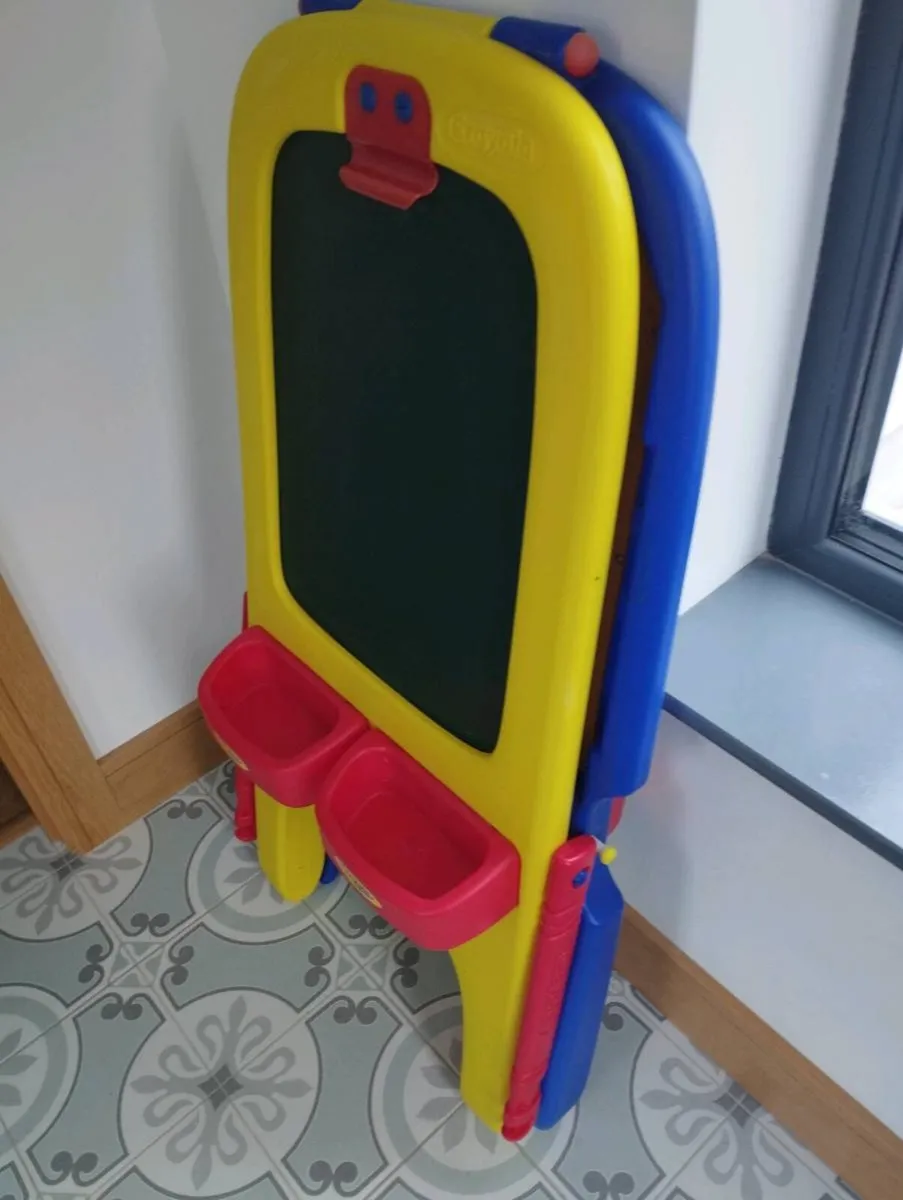 Crayola easel - Image 1
