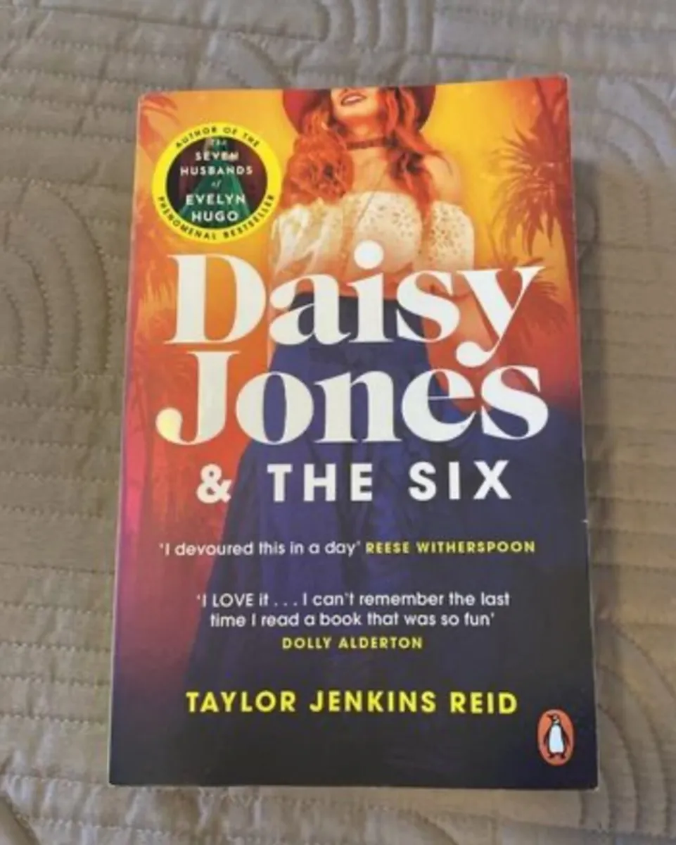 Book: Daisy Jones & The Six - Image 1