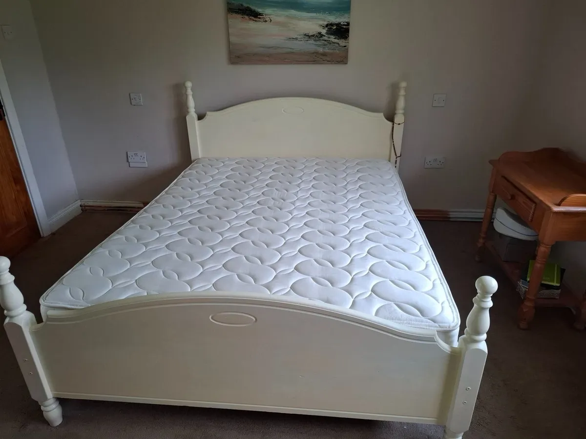 Bed frame soild wood king size - Image 1