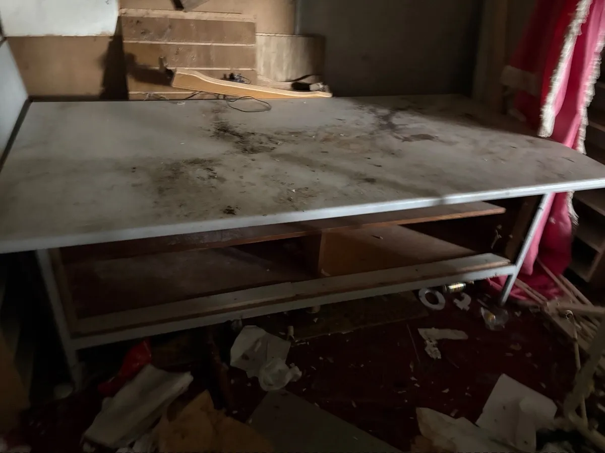 Solid work desk / bench table - Image 3