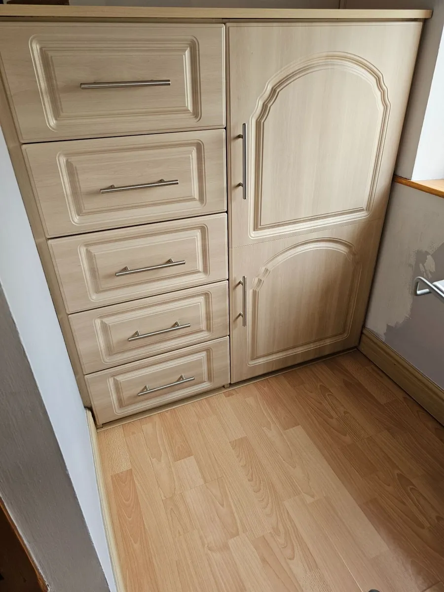 Wardrobe doors and draws - Image 4