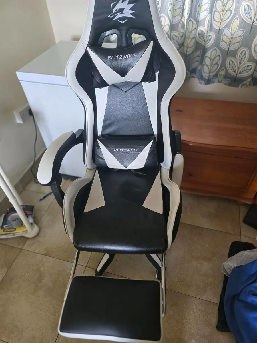 FREE Gaming Chair one broken but fixable Arm - Image 2