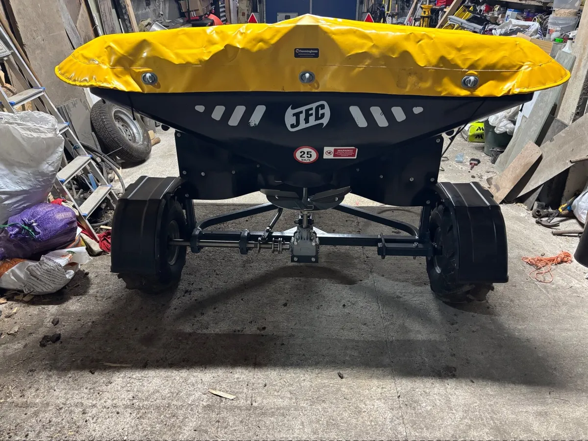 Quad fertiliser spreader - Image 1