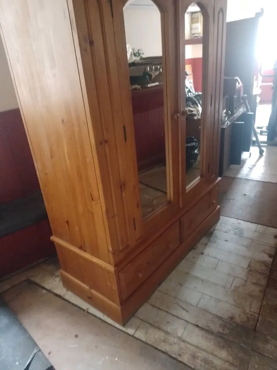 Double wardrobe - Image 2