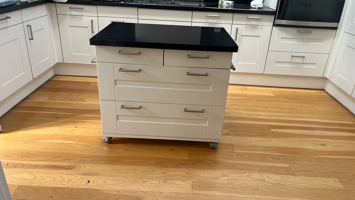 Kitchen island - Image 1