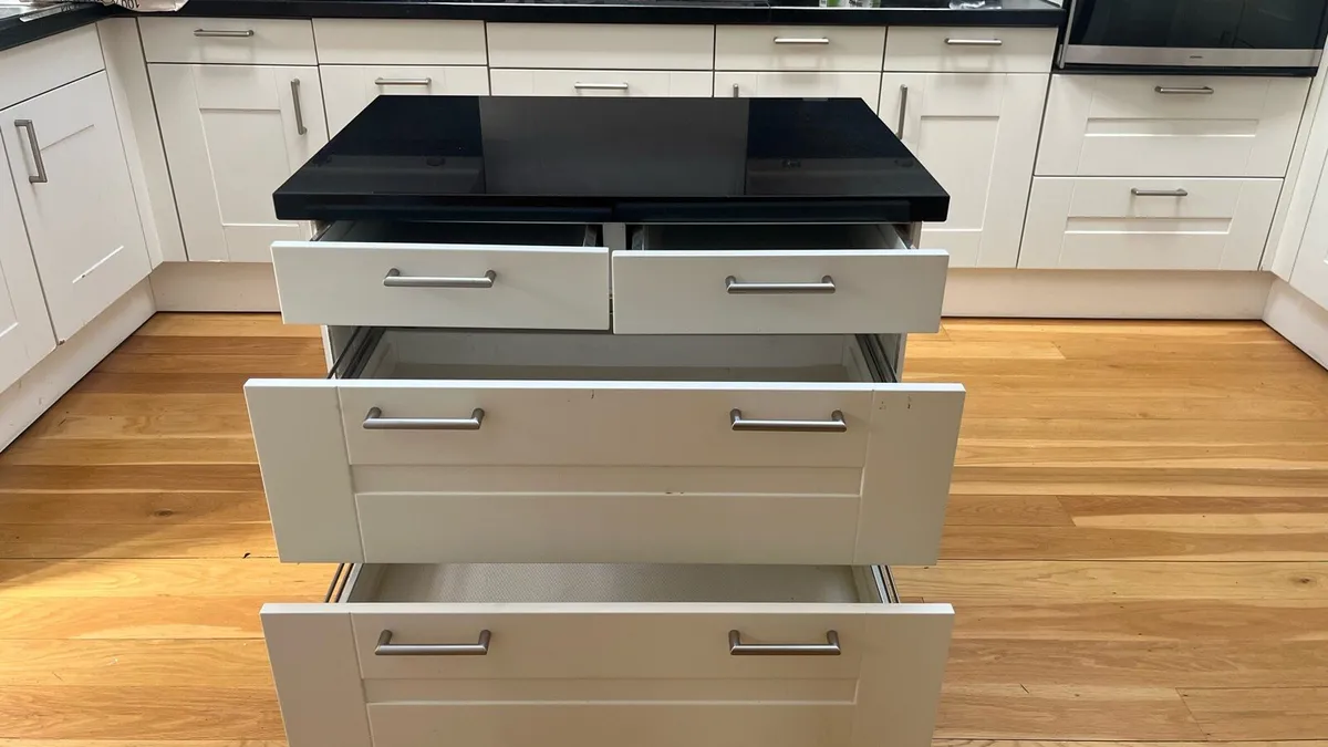 Kitchen island - Image 2