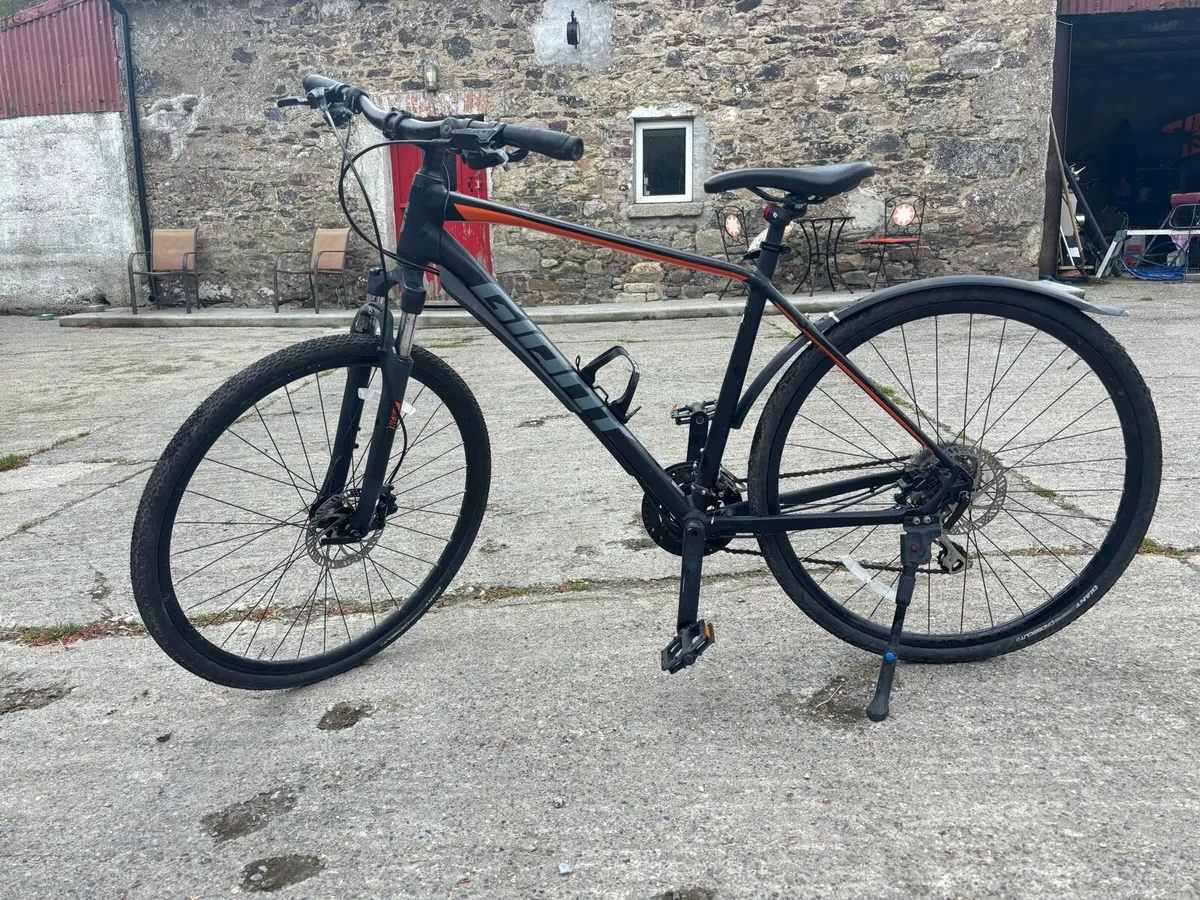 Giant Roam 2 Hybrid Bike - Image 1