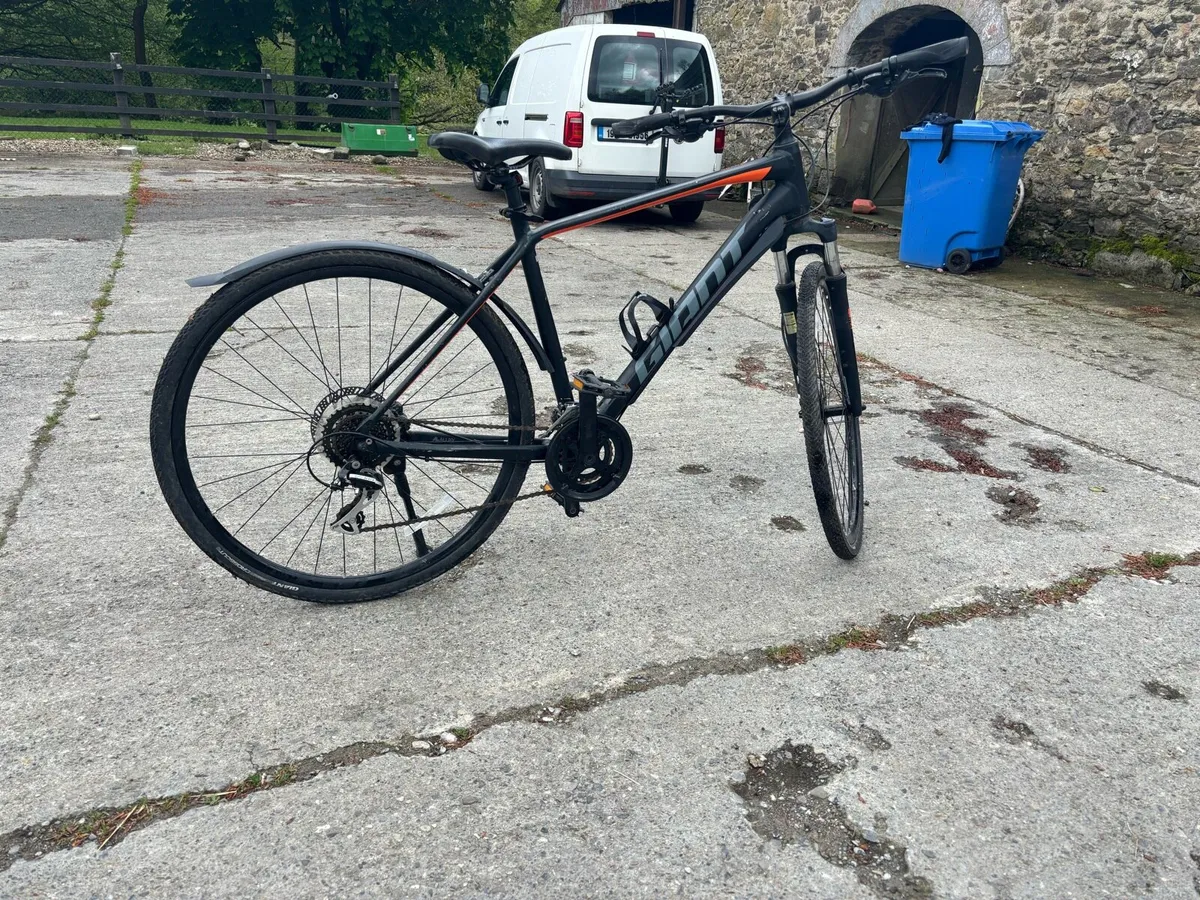 Giant Roam 2 Hybrid Bike - Image 2