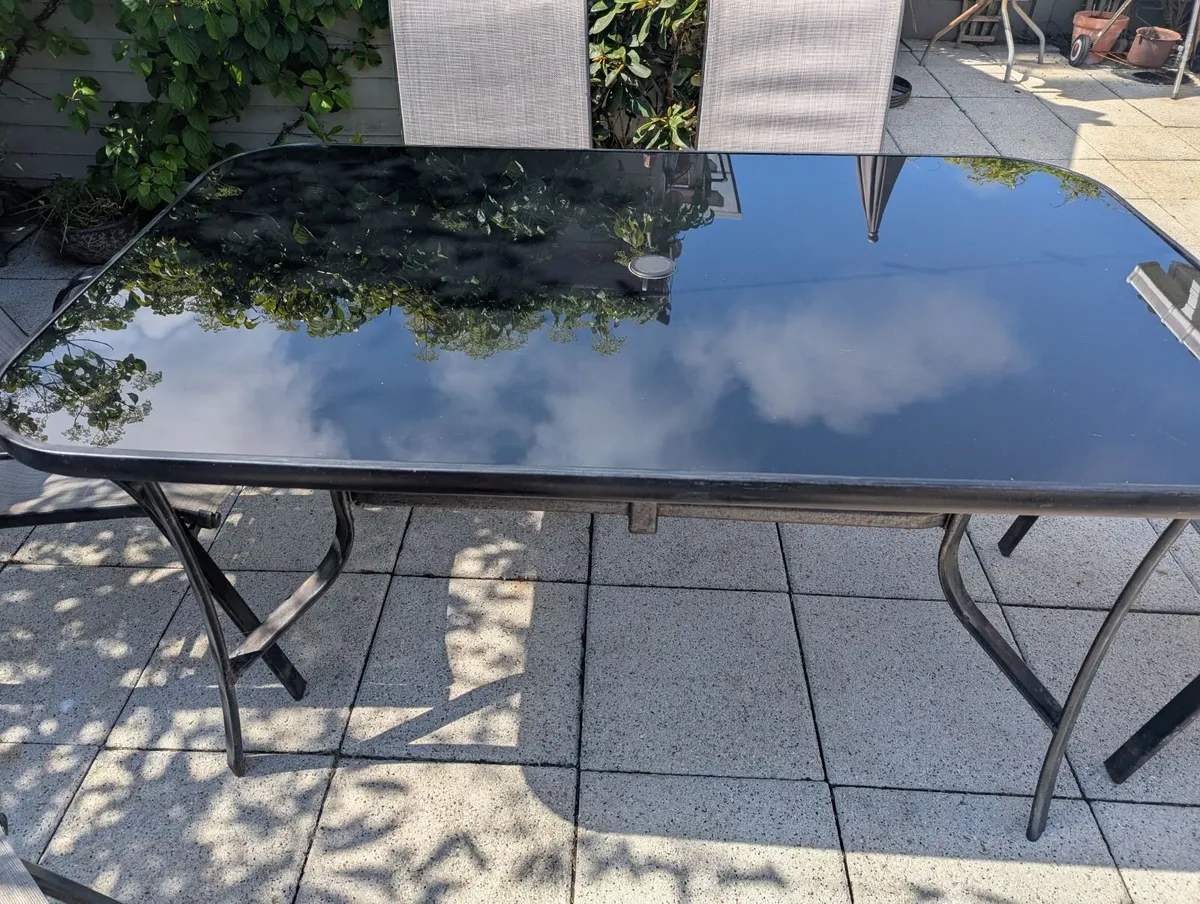 Garden table with 6 Chairs - Image 1