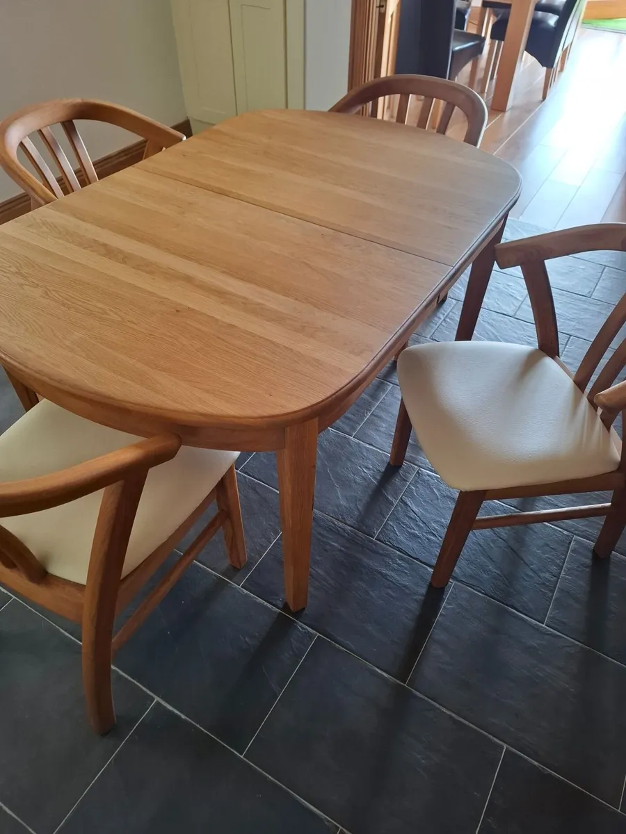 Table and chairs - Image 1