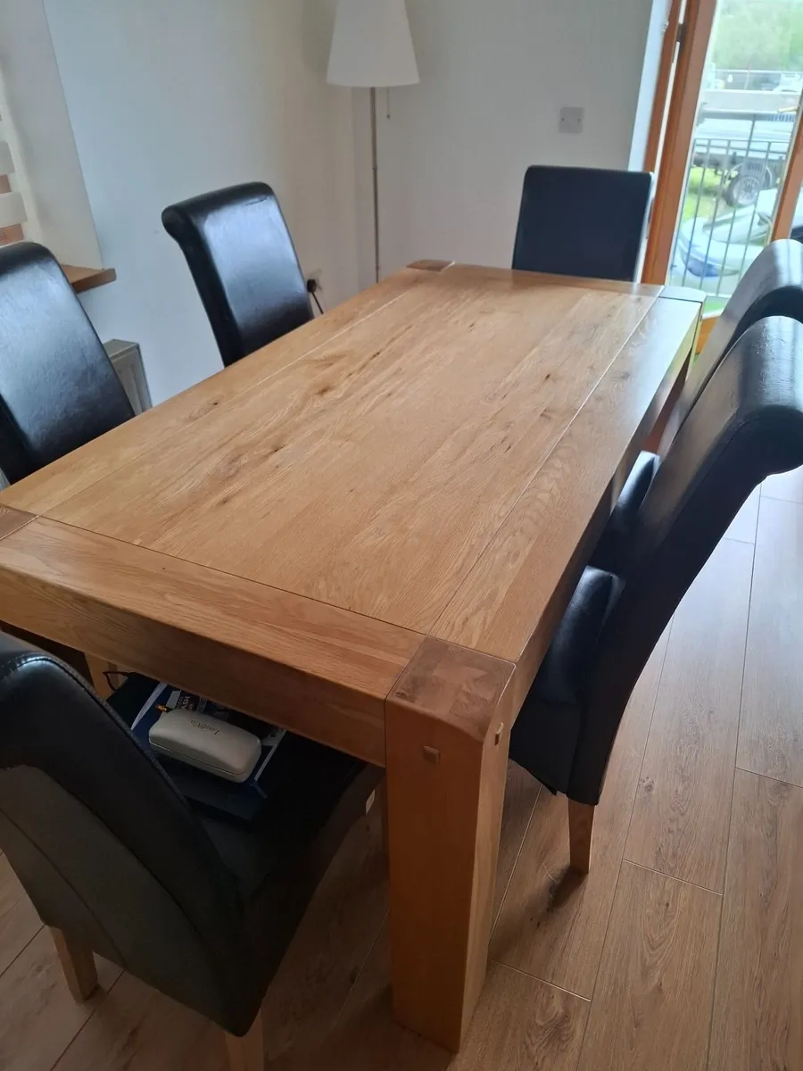 Table and chairs - Image 1