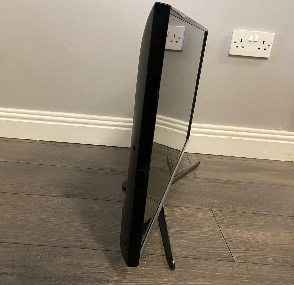 Samsung 32" smart TV Full HD - Excellent Condition - Image 3