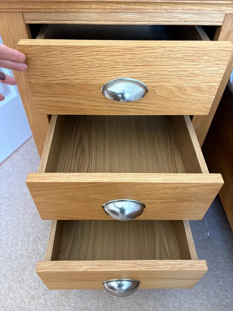 5ft Oak Bed frame & matching lockers - Image 4