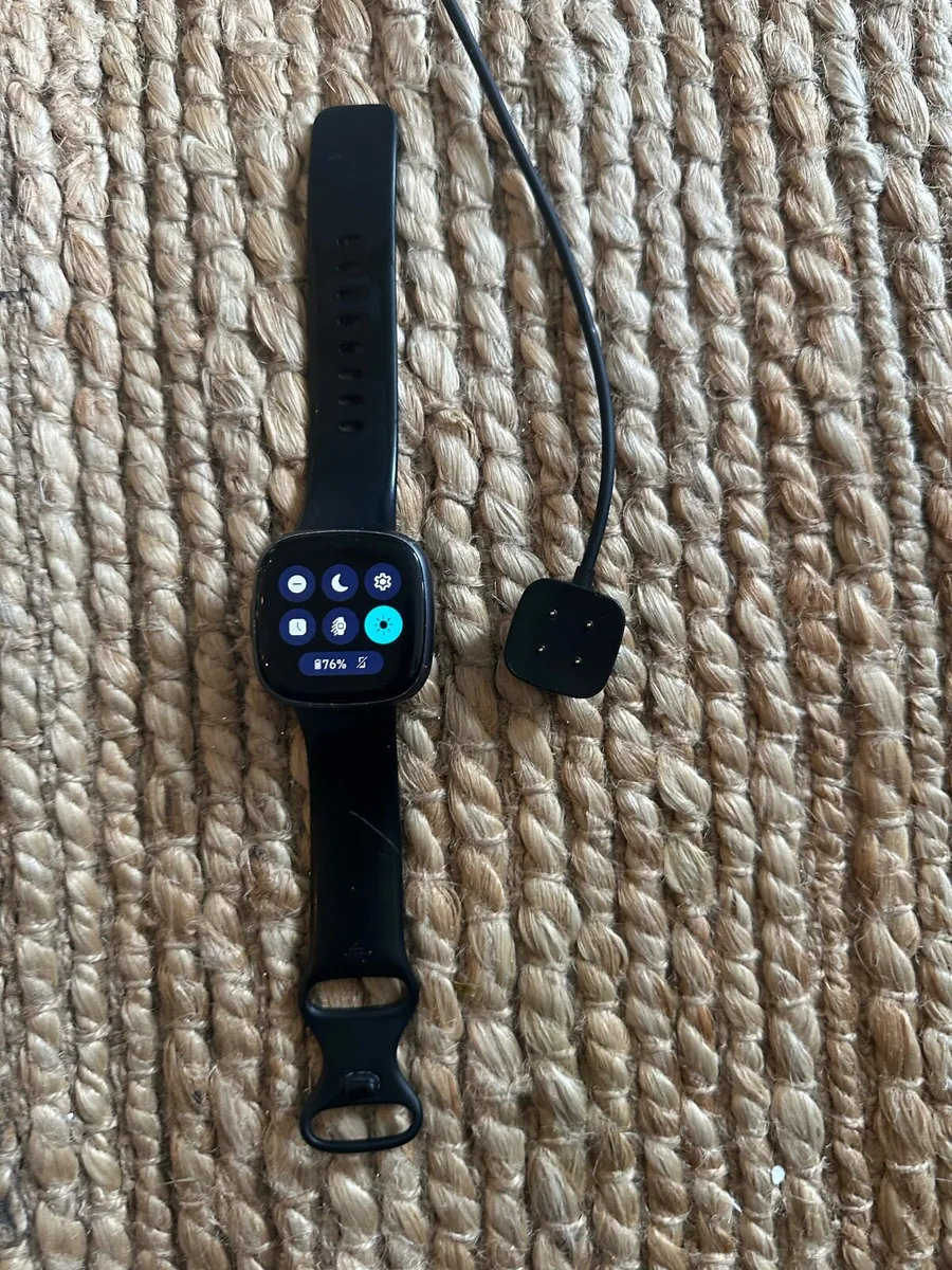 Fitbit Versa 4 - Image 3
