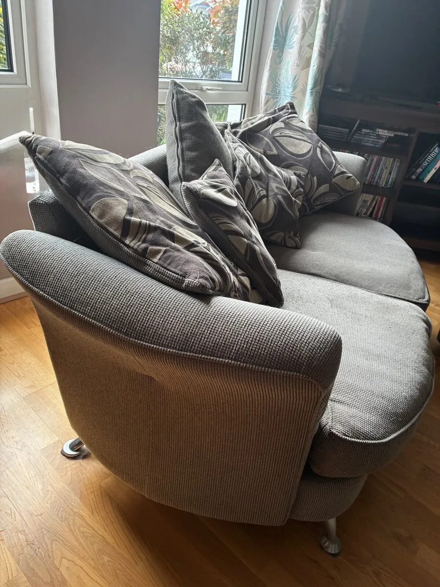 Italian Sofa with matching pouf - Image 4