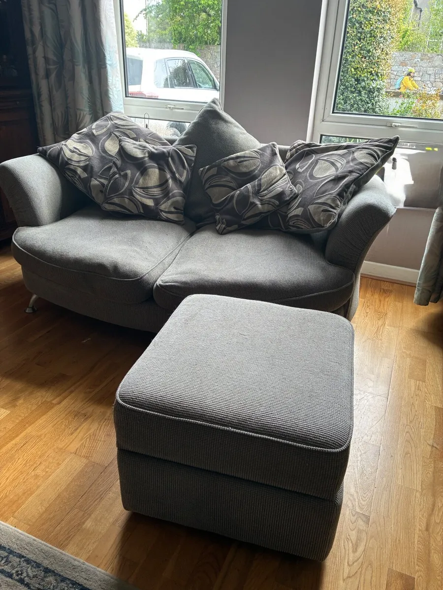 Italian Sofa with matching pouf - Image 2