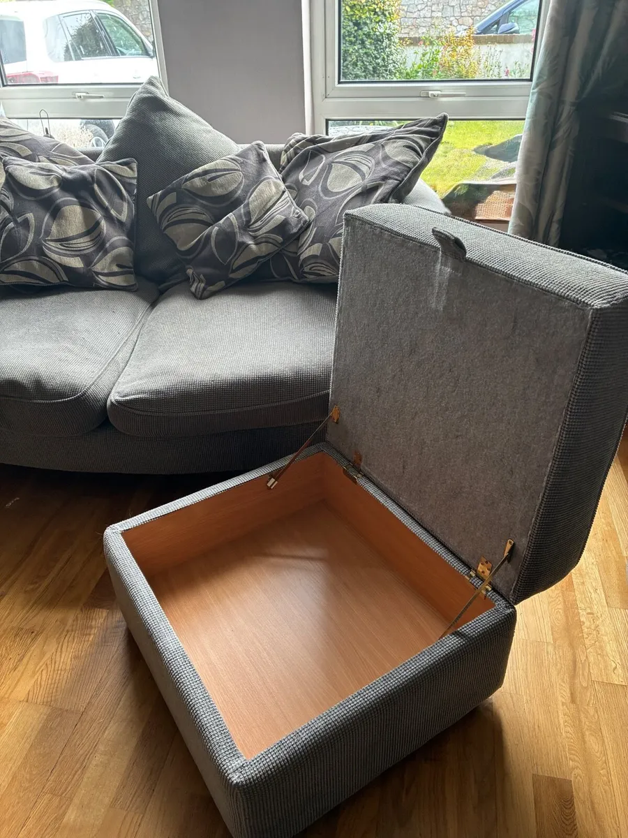 Italian Sofa with matching pouf - Image 3