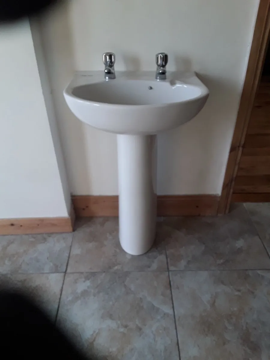 Pedestal sink taps good working order - Image 1