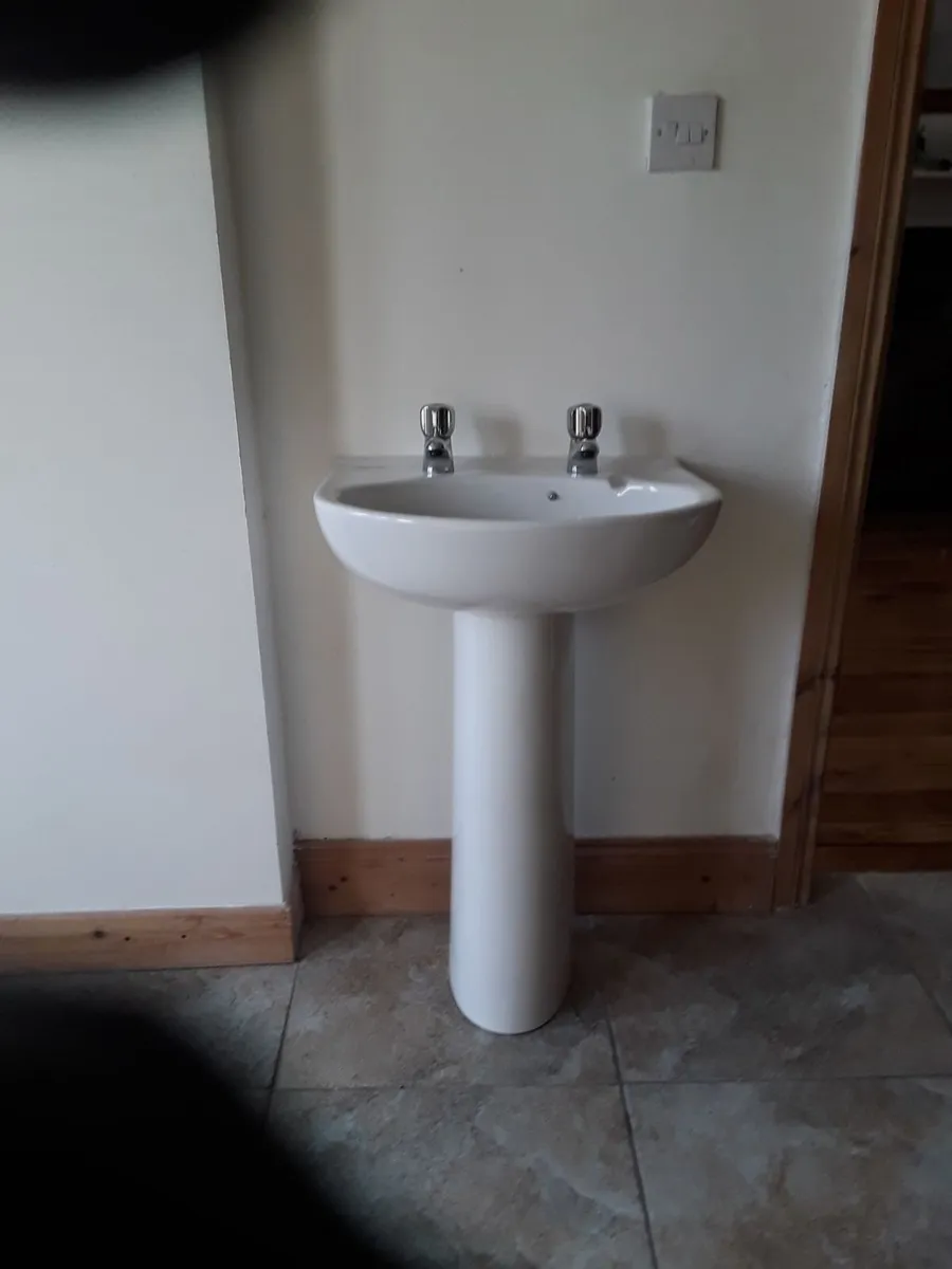 Pedestal sink taps good working order - Image 2