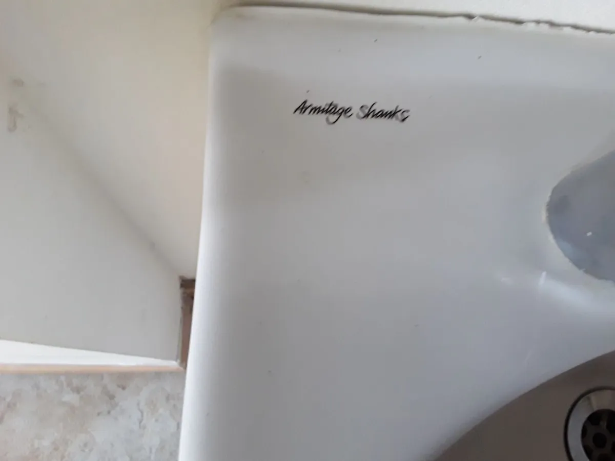 Pedestal sink taps good working order - Image 3