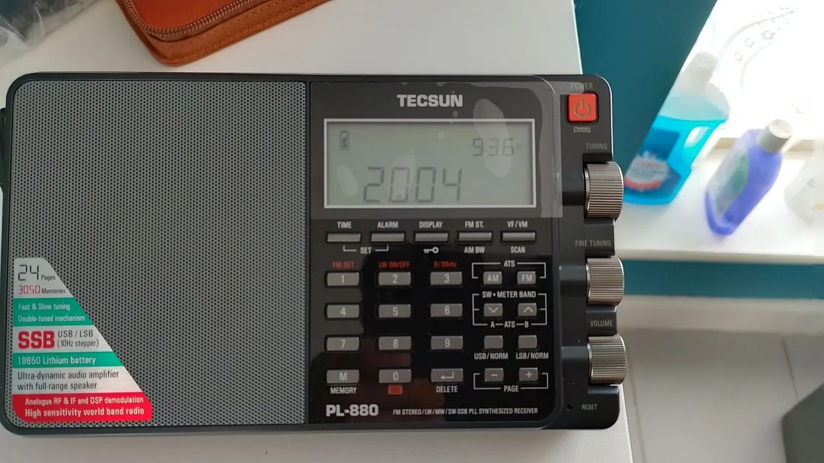 TECSUN WORLDBAND RECEIVER NEW! - Image 1
