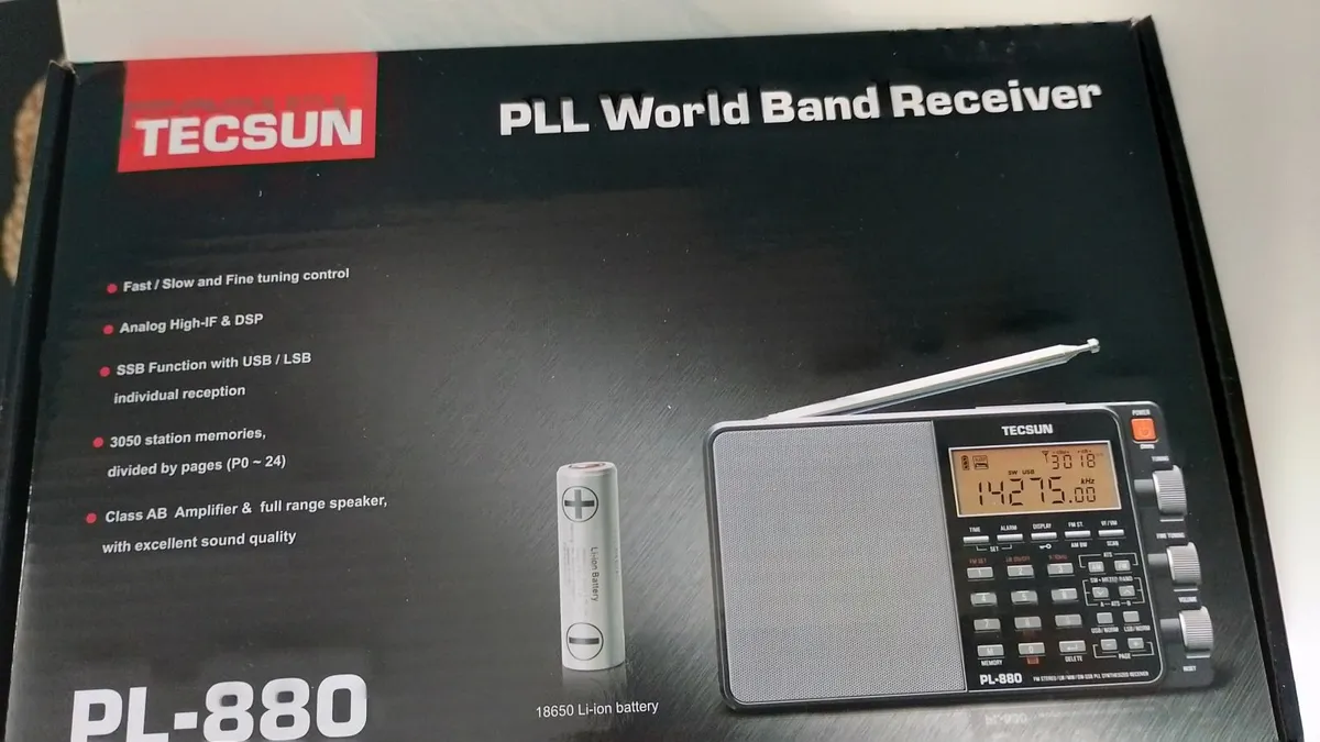 TECSUN WORLDBAND RECEIVER NEW! - Image 4