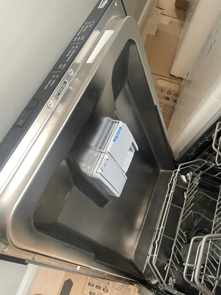 Beko slimline fully integrated Dishwasher DIS15022 - Image 4